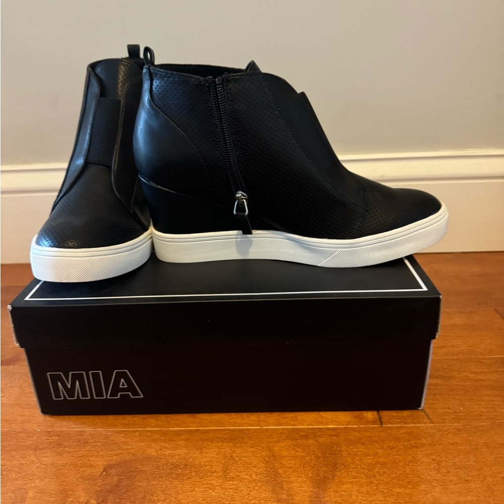 Mia wedge shoes, black and white. New in box.